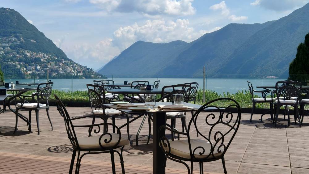 Lounge bar overlooking the lake
